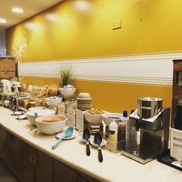 簡単な朝食。日本のようなビジホテルを想像しちゃダメ。