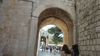 旧市街に入る門の一つ