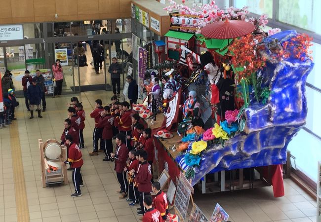 新庄駅に山車の展示