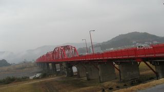 四万十川にかかる赤い橋