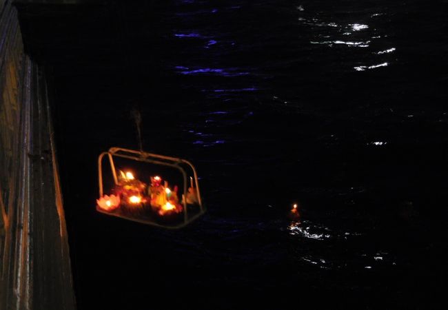 チャオプラヤー川で灯篭流しを見物