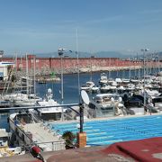 小船が多く停泊する小さな港、サンタルチア港