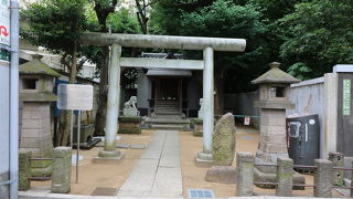 椿山荘そばの小さな神社