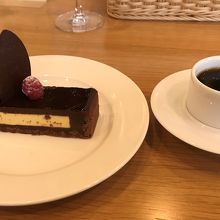 食後にパティスリー・セレネーのケーキを別注文