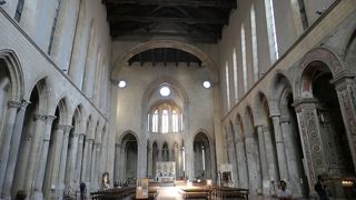 古い教会だが内部は見事なサンロレンツォマジョーレ教会