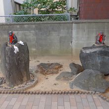 境内の二つの猿の像