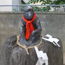 左側の猿の像