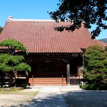 独特の石州瓦でふかれた本堂