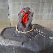 右側猿の像
