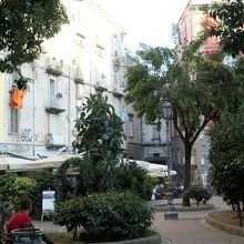 銅像や遺跡もあります