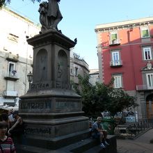 広場にあるアルフォンソ・バルツェの像