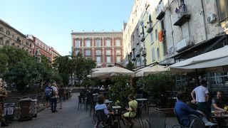 入り組んで混雑している旧市街でホッとさせてくれるベリーニ広場