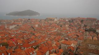 旧市街の向こうに見える島