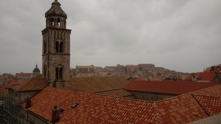 鐘楼と四角いデザインの建築が美しい