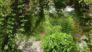 山合いの「秘密の花園」