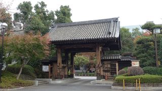 三解脱門に隣接しています