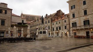 雨の静かな広場