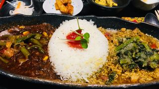 レトロな内装のカレー屋さん