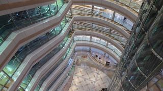 福岡・天神イムズの三本のエレベーターが並ぶのを見ていました!!