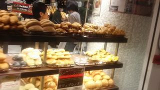 横浜駅の地下街のエリアにあるベーカリーショップ