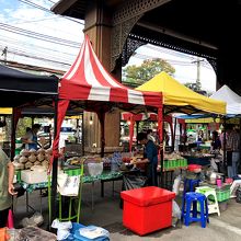 建物の前に食べ物がメインの市場が夕方からよく出ています