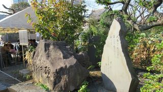 利行碑と並んで歌碑と説明板があります