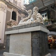 ナポリの守護神、ニーロ像