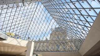 ルーブル美術館の特徴的な建物