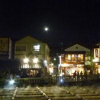 夜の湯畑と月