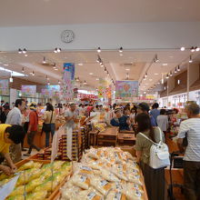 お土産さんは大繁盛