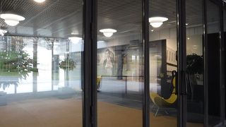 アシンメトリーな建築物