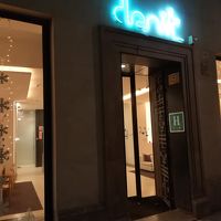 入り口の上、見せませんが左の窓にdenitの文字があります。