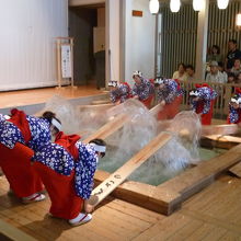 迫力ある湯もみショー