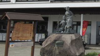 女性受けしそうな憂いを含んだ美男子の姿をしています