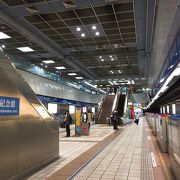 MRT板南線の駅。　松山文創園区まで徒歩10分ほど。