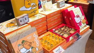 Hello Kittyやぐでたまのパイナップルケーキもあります!