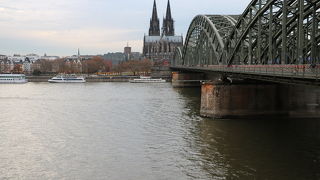 大聖堂と並ぶケルンのシンボル