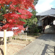 この道の奥の建物が宝物館です