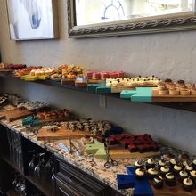 無くなってもすぐに補充されるプチケーキ