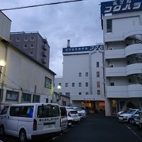 ホテル外観、駐車場