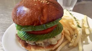 見た目にも美しいアボカドバーガー