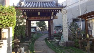 お寺の集まるエリアにある。