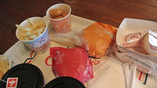 ショーを見ながらハンバーガー