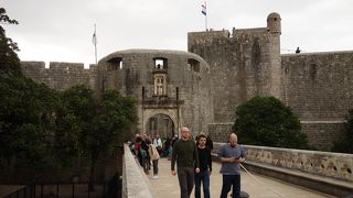 ピレ門手前の橋