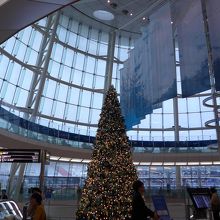 出発口の２階のクリスマスツリー