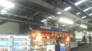 名物シュークリームなど、電車に乗るついでの食べ歩きに