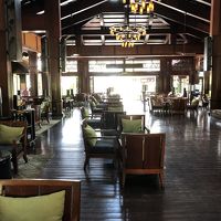 広いロビーの椅子に座ってチェックインできる