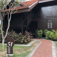 部屋の外観、こちらの入口は4部屋、右側も4部屋