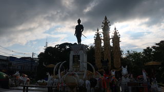 敬愛されているメンラーイ王の像です