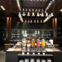 アジアテイストのほうのレストランは広くテラスも広い